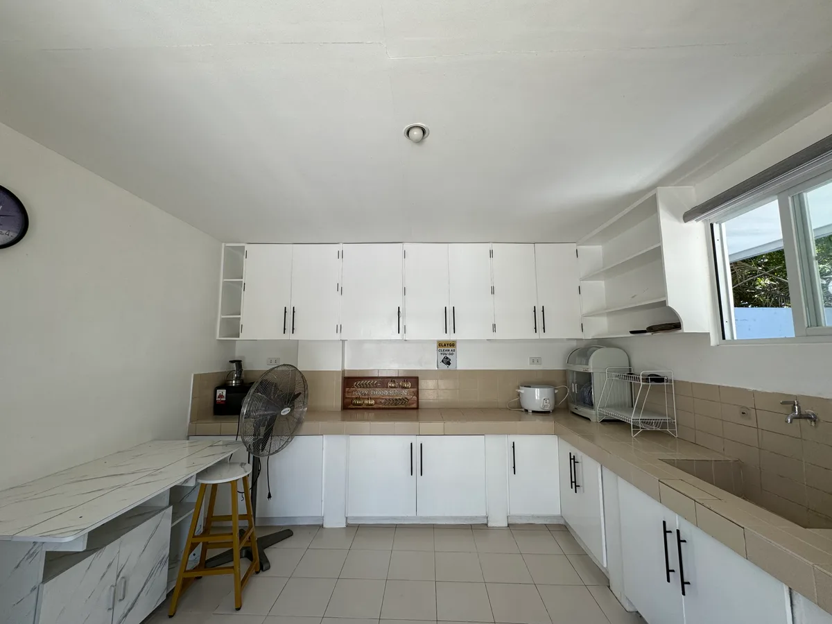 Complete kitchen and dining area