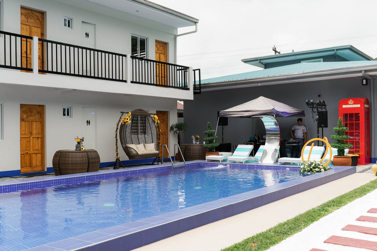 The tropical grounds at Valley O'Ville Family Resort