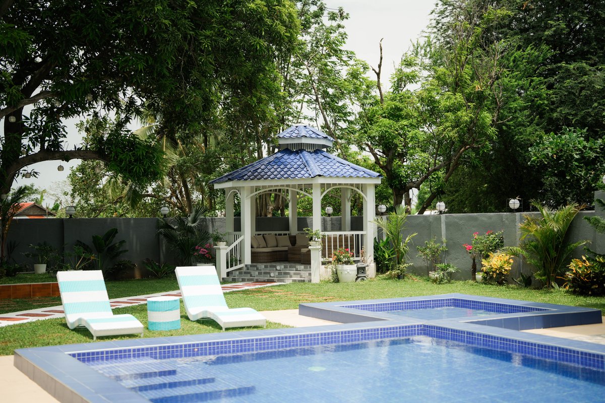 The pool, garden, and guest house at Valley O'Ville